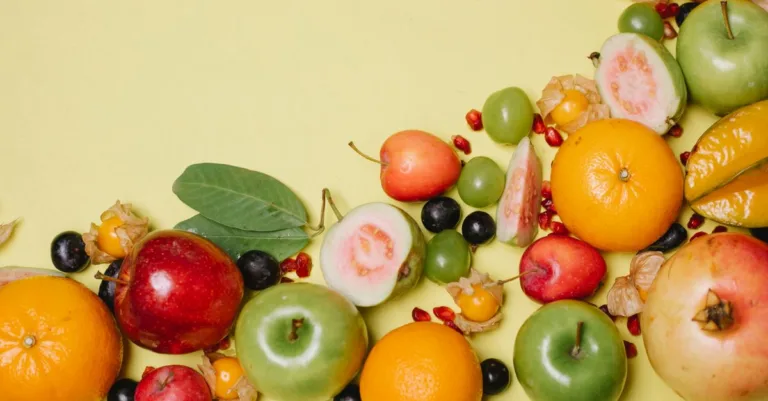 découvrez une liste complète de fruits commençant par la lettre m, avec leurs caractéristiques, bienfaits et utilisations culinaires.