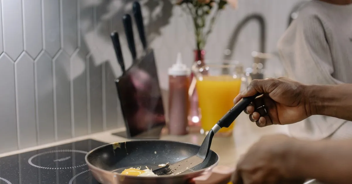 découvrez les différences entre la cuisson à induction et la cuisson vitrocéramique pour choisir la plaque idéale adaptée à vos besoins culinaires.